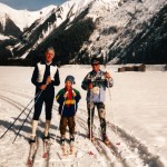 Erste Schritte auf Ski mit Papa und Onkel
